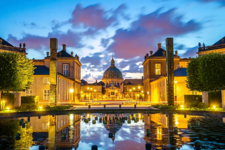 denmark-copenhagen-lighted-amalienborg-castle-2024-09-14-00-09-22-utc