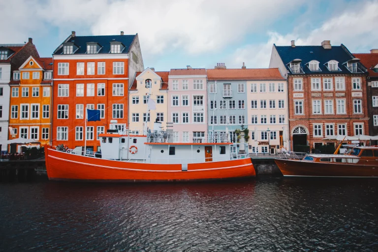 houses-and-boat-near-city-canal-in-copenhagen-den-2024-12-05-11-06-26-utc