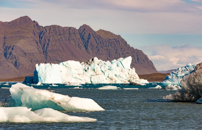 icebergs-in-jokulsarlon-lagoon-iceland-is-europe-2025-01-09-07-47-19-utc